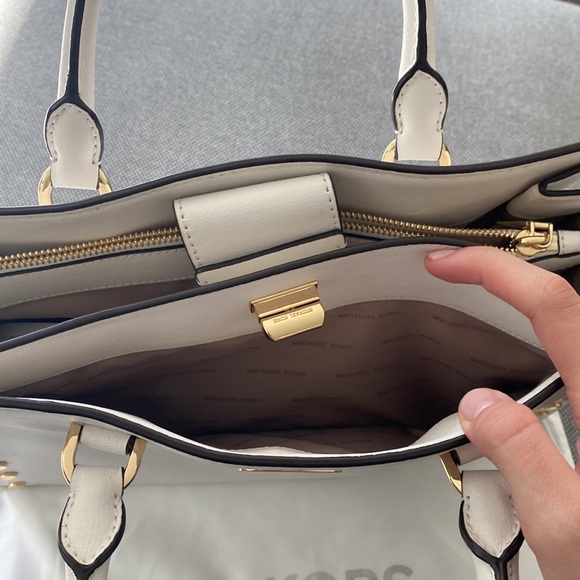 Micheal Kors Bag - Picture 4 of 7